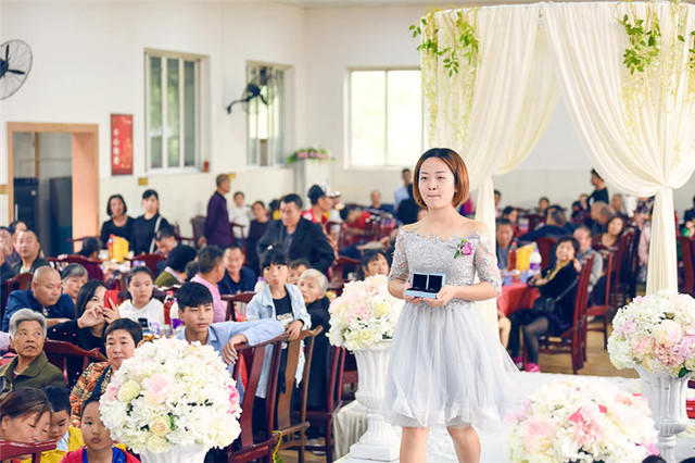 婚礼上伴娘献给新人的歌 婚礼伴娘唱给新人的歌