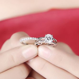 订婚礼金和三金的区别 订婚礼金包括三金吗