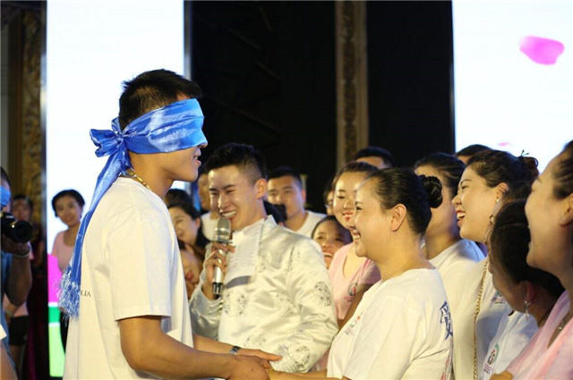 结婚游戏玩新郎新娘 结婚要怎么玩新郎新娘