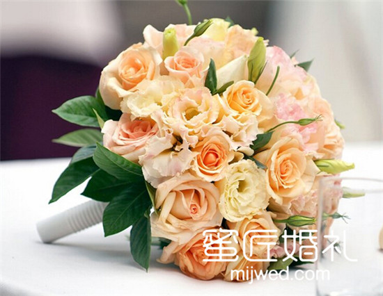 秀禾服适合什么手捧花