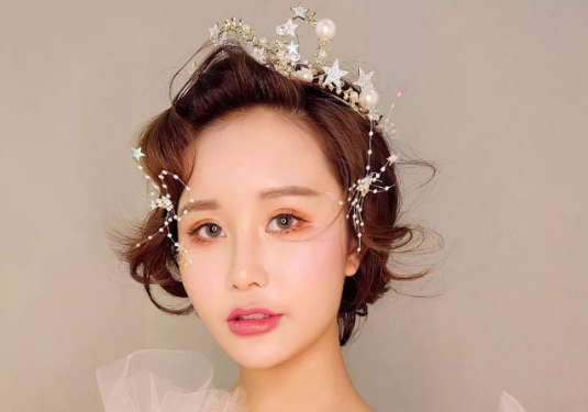 头发染什么颜色好看洋气显白