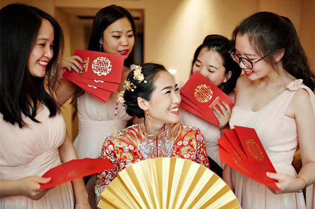 女生订婚不能穿的颜色有哪些，一般都穿什么颜色