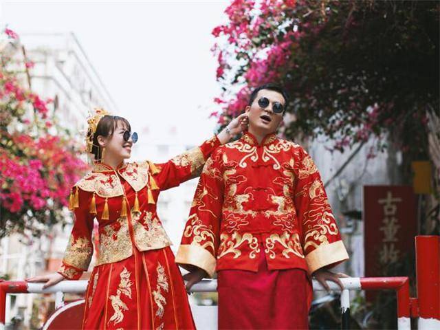 中式红色结婚礼服图片
