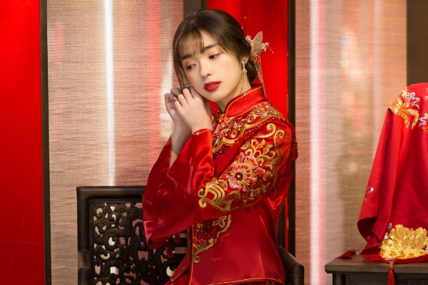 中式红色婚纱礼服