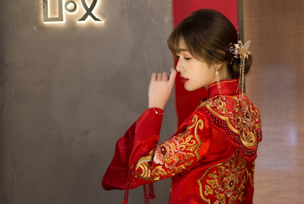 中式红色婚纱礼服