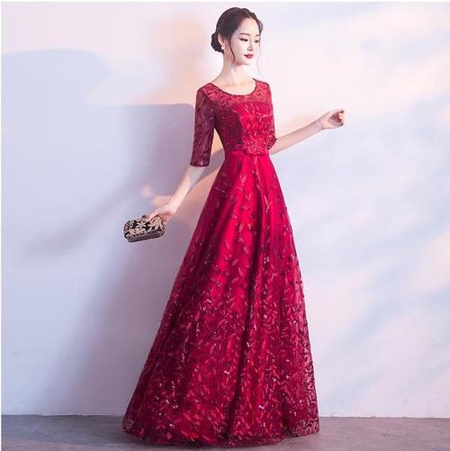 　　参加婚礼你可以长的比新人好看，但穿的一定不能比新人好看，那么参加婚礼穿什么颜色的衣服呢?适合参加婚礼的女装有哪些?下面我们一起看看吧!  　　参加婚礼穿什么颜色的衣服 -参加婚礼穿裸色衣服  　　参加婚礼穿裸色的服装也是不错的选择，这类裸粉色非常有气质，即使是纱质的连衣裙款式也不会太过于花哨，搭配一只筱琦爱的手提包，又能巧妙的吸引眼球哦。  　　参加婚礼穿什么颜色的衣服 -参加婚礼穿粉色衣服  　　未婚的年轻女生参加婚礼，可以选择穿粉色的服装，既有喜庆的气氛，又不会抢了新人的风头。而且甜美俏皮，说不定还能在婚礼上被搭讪哦，增加桃花运抢花球。  　　参加婚礼穿什么颜色的衣服 -酒红色或者棕红色  　　如果你喜欢红色系列的服装，但是在参加婚礼的时候又不能穿得太抢眼，但是也希望自己能够在婚礼上被人注意到，那么你就可以选择酒红色。酒红色是一个非常显肤白又时尚的颜色，而棕红色的就很适合年纪中年女士，喜庆但又高贵。  　　适合参加婚礼的女装——小礼服  　　不过膝或者及膝的小群装，可选的款式非常的多,穿着起来也是很轻便、舒适。特别适合在西式婚礼场台穿着，可以选择蓬蓬裙款式的小礼服，不仅能展现女性优雅美还给人可爱俏皮的感觉。或者选择贴身有垂感面料的小礼服，再根据婚礼主题挑选颜色。  　　适合参加婚礼的女装——旗袍  　　作为我们中国的传统服装也被营为国粹和国服的旗袍，深受国内外女士的欢迎。旗袍有着悠久的历史文化，起源于满族女性的服饰，清代旗袍的图案多，对细节也是追求极致。现在的旗袍加入了更多的新元素，很适合参加中式婚礼的时候穿着。  　　适合参加婚礼的女装——连衣裙  　　大部分女士都喜欢的一种服装款式，也是参加婚礼穿着的好选择。而且裙装不仅仅只有夏天款式的，春、秋、冬也有因季节可以穿着的裙装，布料和款式都大有不同，比如夏天有直筒、雪纺连衣裙，冬天有毛呢、羊毛连衣裙。  　　适合参加婚礼的女装——晚礼服  　　这个礼服是到了晚上八点之后穿着的正式礼服，一般是一些名媛名流的婚宴 上穿着，这类服饰是女士礼服里档次较好的，也非常有特色。也被称为晚宴服、夜礼服。-般是抹胸长款，加上披肩或小外套搭配，在搭配一些奢华的首饰的手包，尽显了奢华的一面。  　　以上就是参加婚礼穿什么颜色的衣服和 适合参加婚礼的女装的参考和建议，希望可以帮助到你哦!