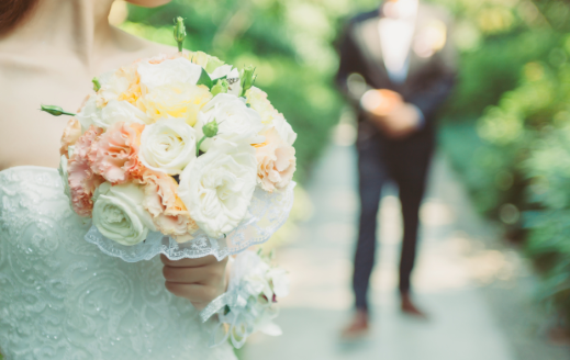 手捧花一般都是什么颜色 红色手捧花配什么颜色丝带