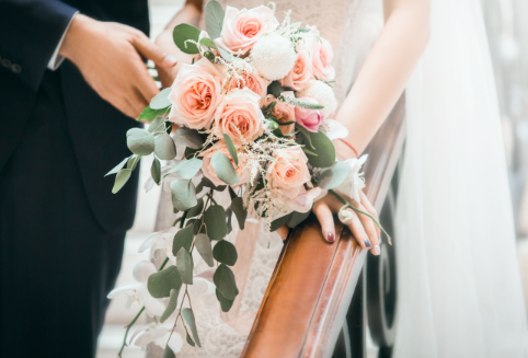 红色手捧花配什么颜色丝带