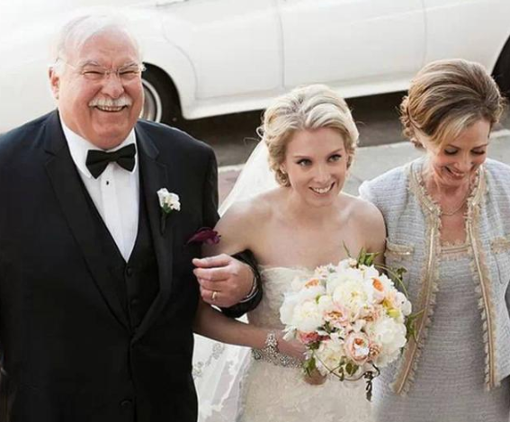 妈妈的婚礼服饰