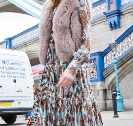 12月参加婚礼穿什么衣服