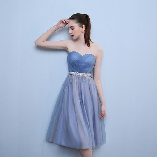 伴娘的发型和礼服