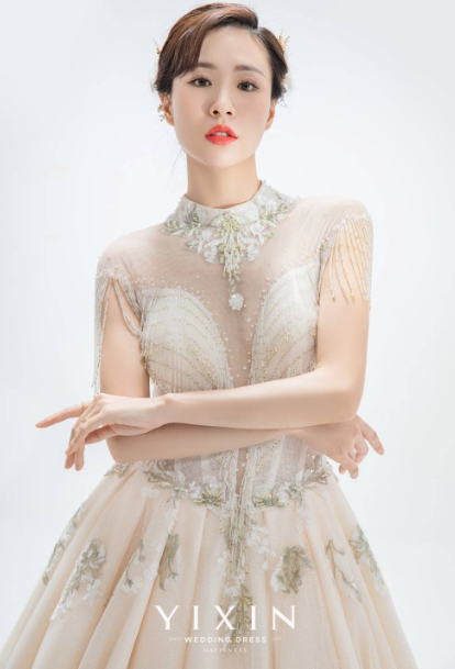 1、桃心露背手工刺绣仪式纱