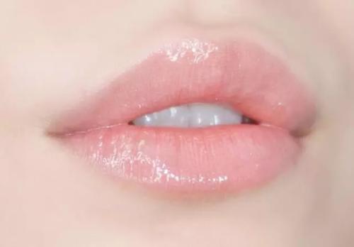 嘴唇黑怎样变回红润 嘴唇发黑如何恢复粉嫩