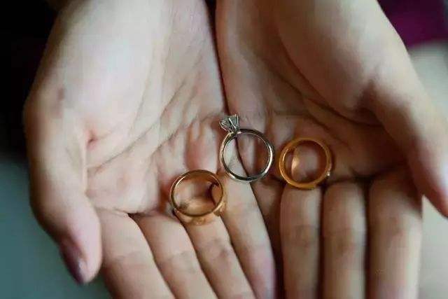 结婚男女戒指的戴法