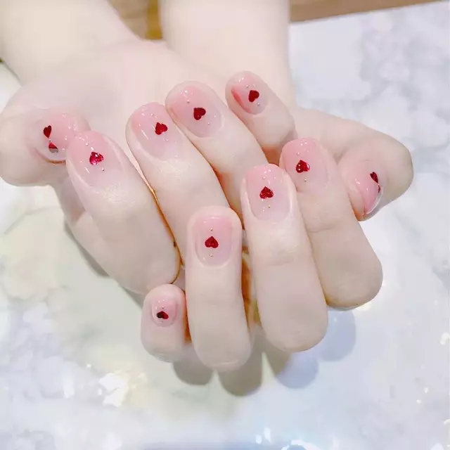 拍婚纱照适合的美甲图片