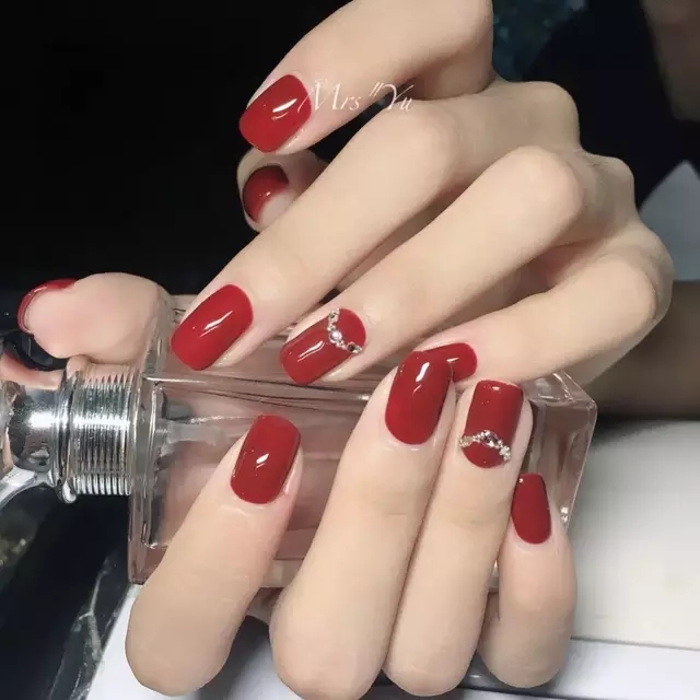 拍婚纱照适合的美甲图片