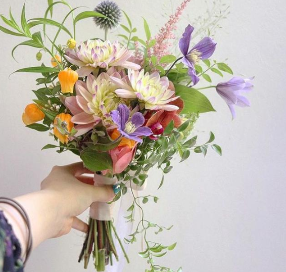 抢到手捧花想发朋友圈 关于抢到手捧花的朋友圈说说