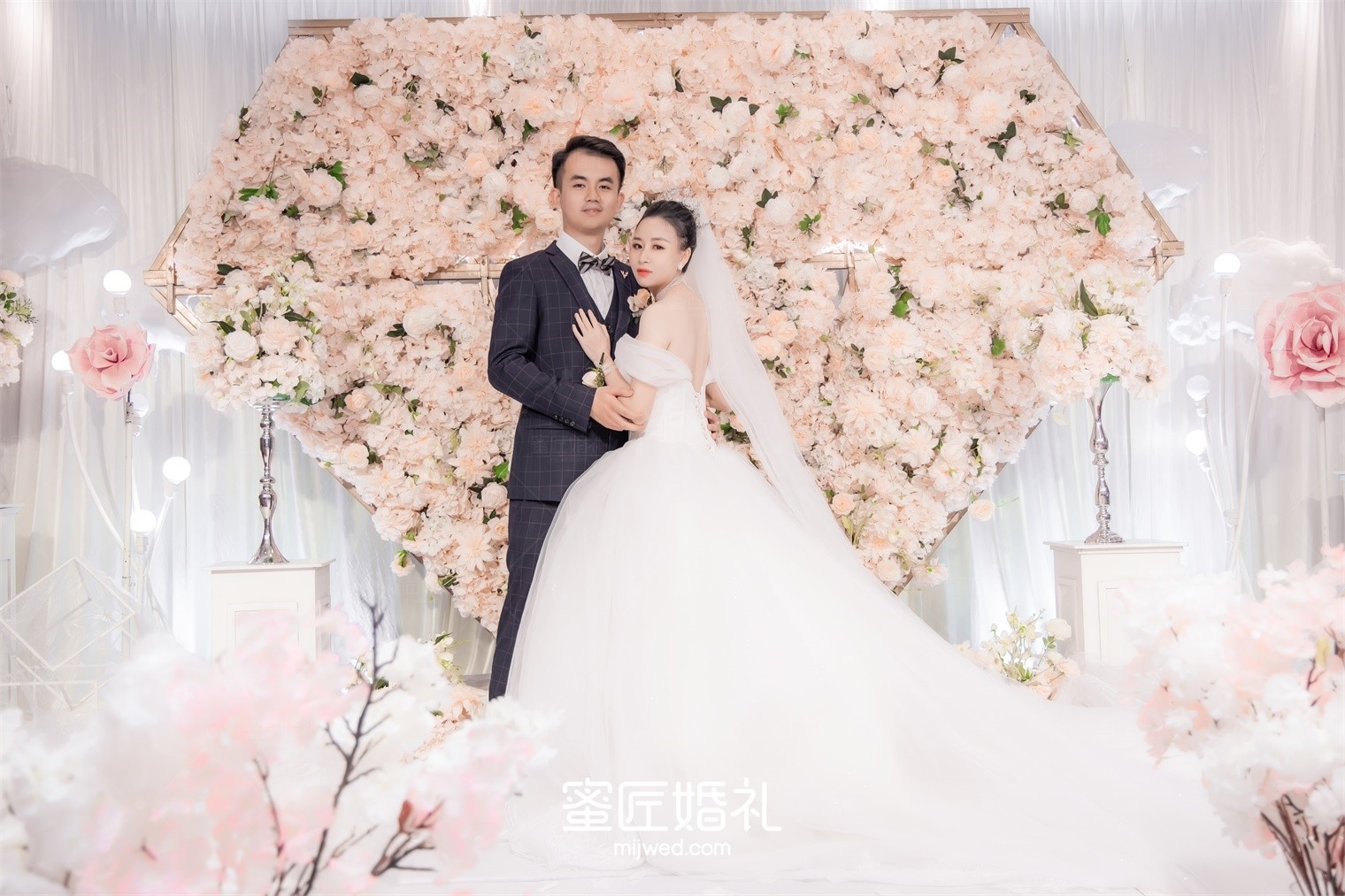 适合公布婚纱照的搞笑句子