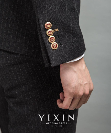 黑灰色细条纹单排一扣套西