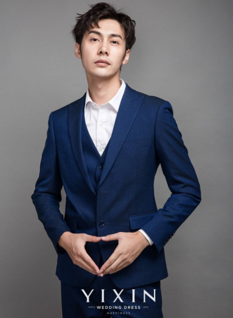 男生参加朋友婚礼穿着