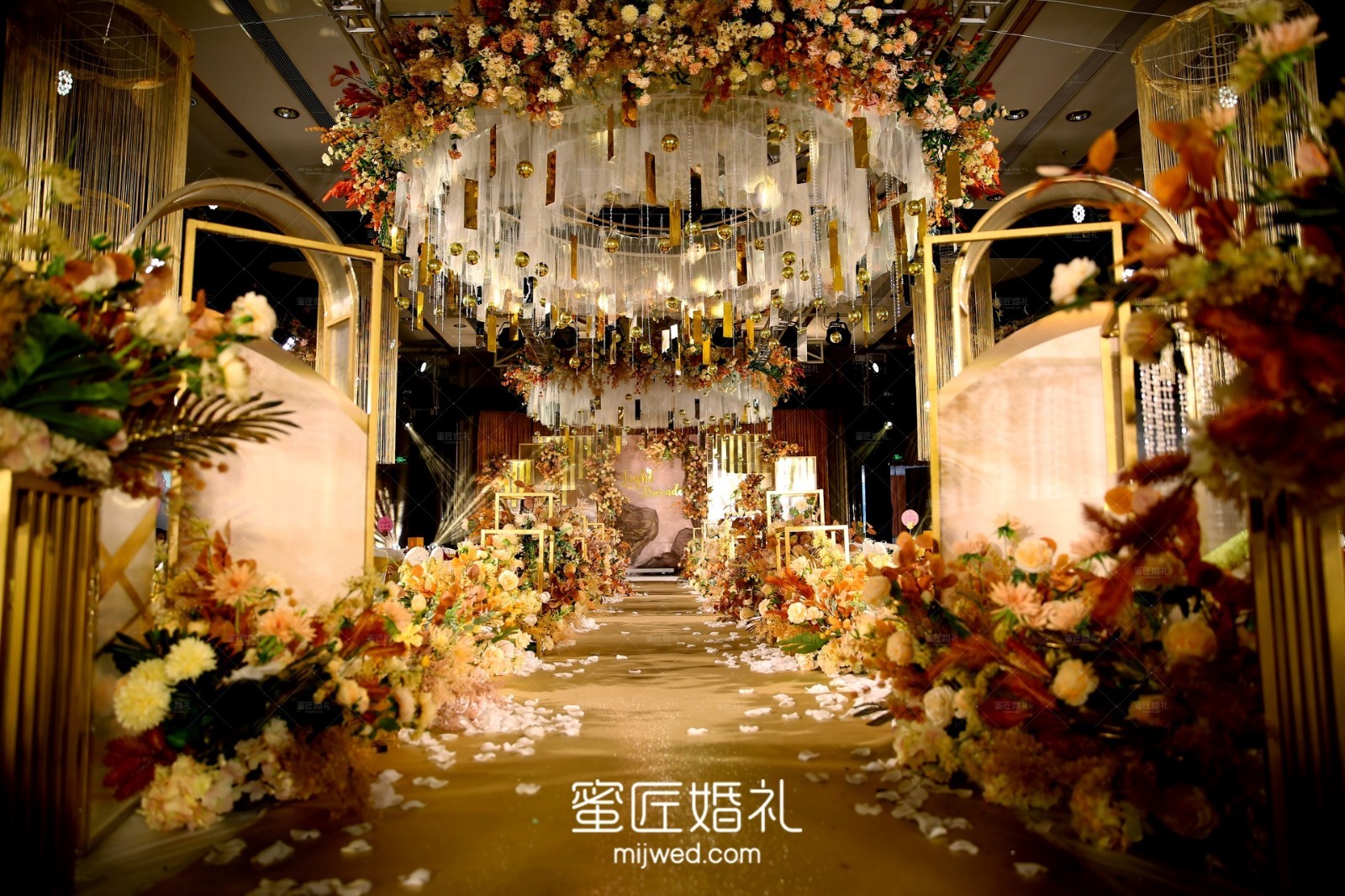 森系红玫瑰婚礼签到台布置