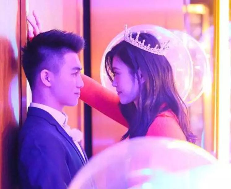 森系红玫瑰婚礼签到台布置