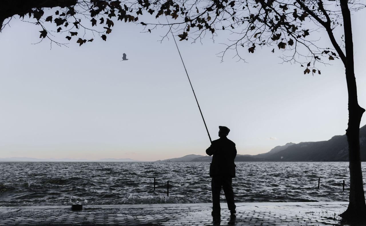 相亲男不回微信的心理 男人不回你微信试探你