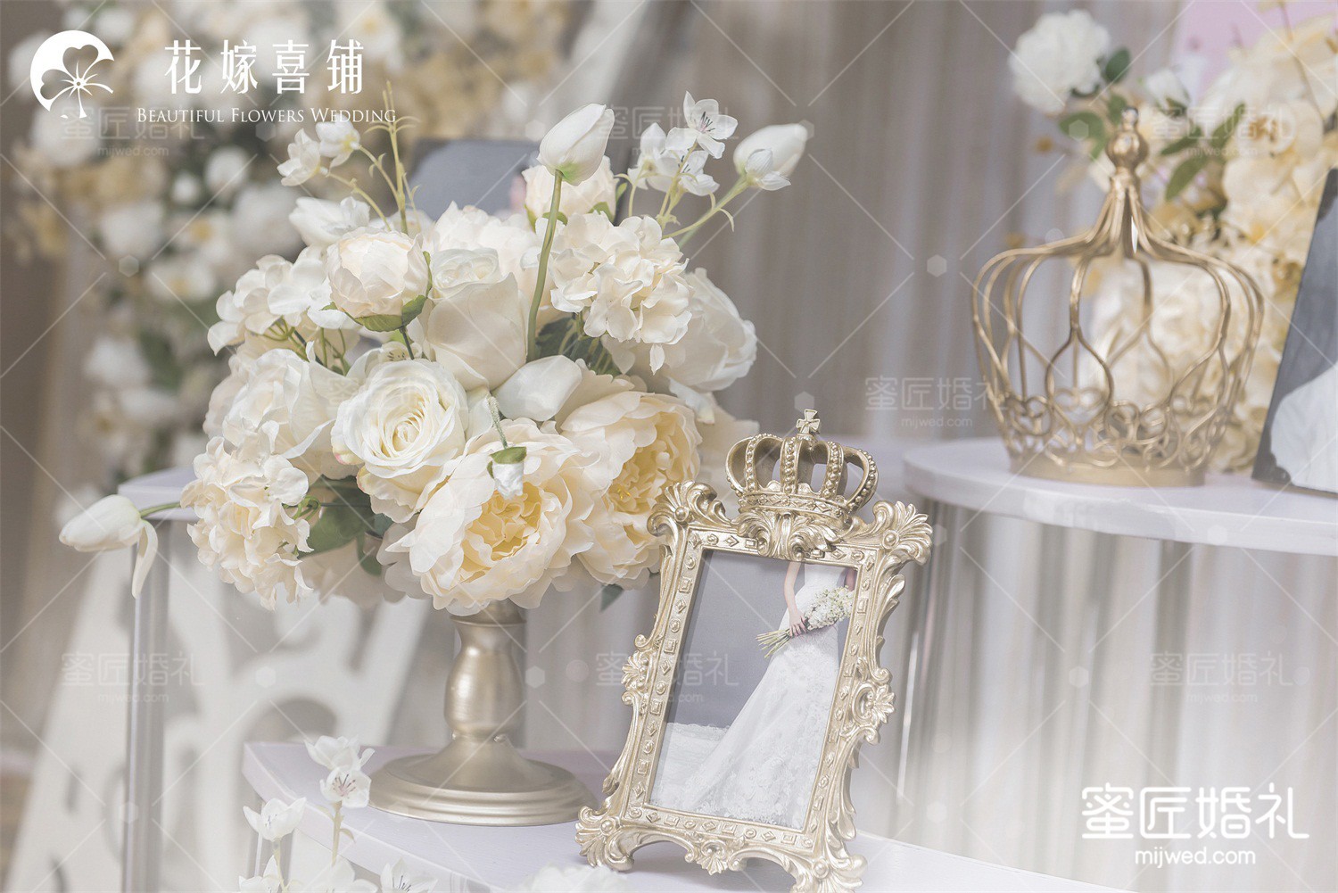 简约浪漫婚礼签到台布置