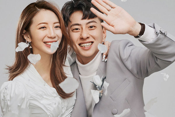 上传婚纱照的心情短语