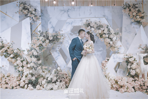 敬酒说什么话 结婚新郎敬酒说什么话