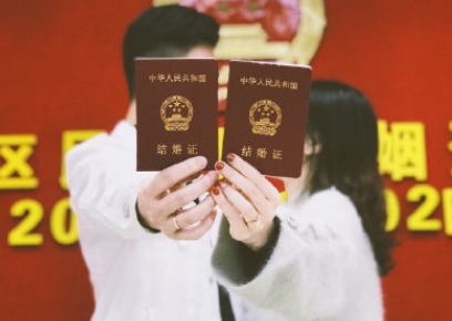 晒结婚证古风句子 适合领证发的搞笑朋友圈