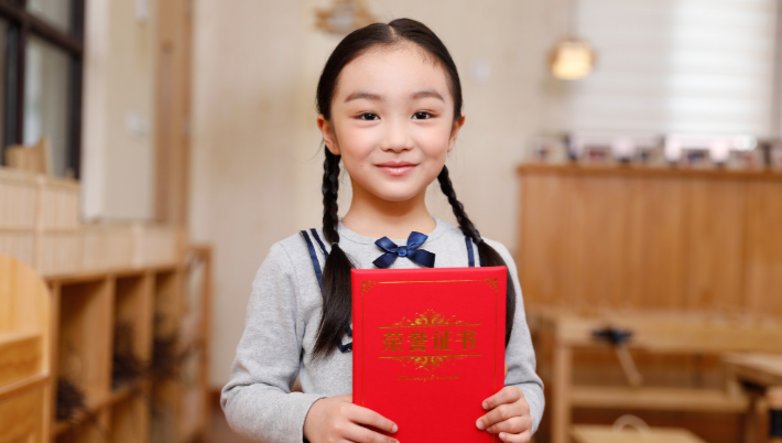 小学生向一线医务人员致敬