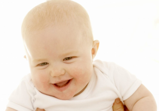 宝宝晒太阳的朋友圈 陪孩子晒太阳说说