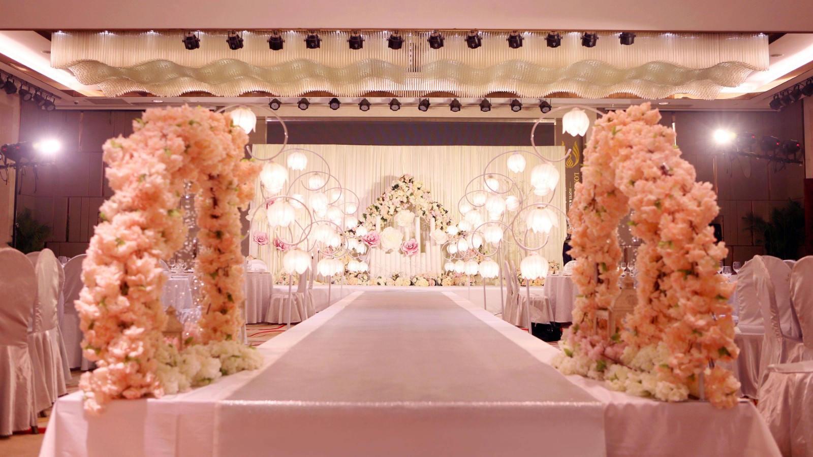 婚礼主持人怎么选择合适的 新人挑选婚礼主持人技巧