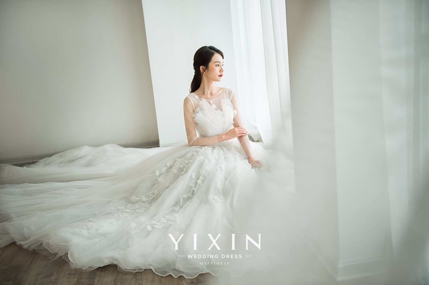 拖尾婚纱配什么头纱好看 大拖尾婚纱配什么头纱好看