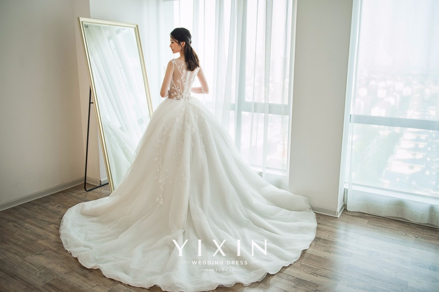 草坪婚礼适合什么样的婚纱