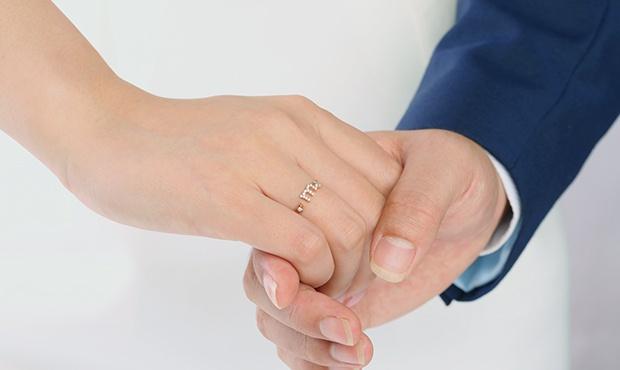 为什么结婚戒指要戴在无名指上 结婚戒指为什么要戴在无名指上