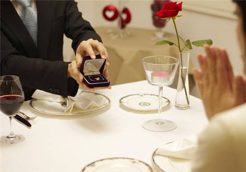 适合向内向害羞的女生求婚 创意求婚点子哪种较能打动女人心