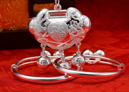 婴儿百天礼物该买什么礼物 