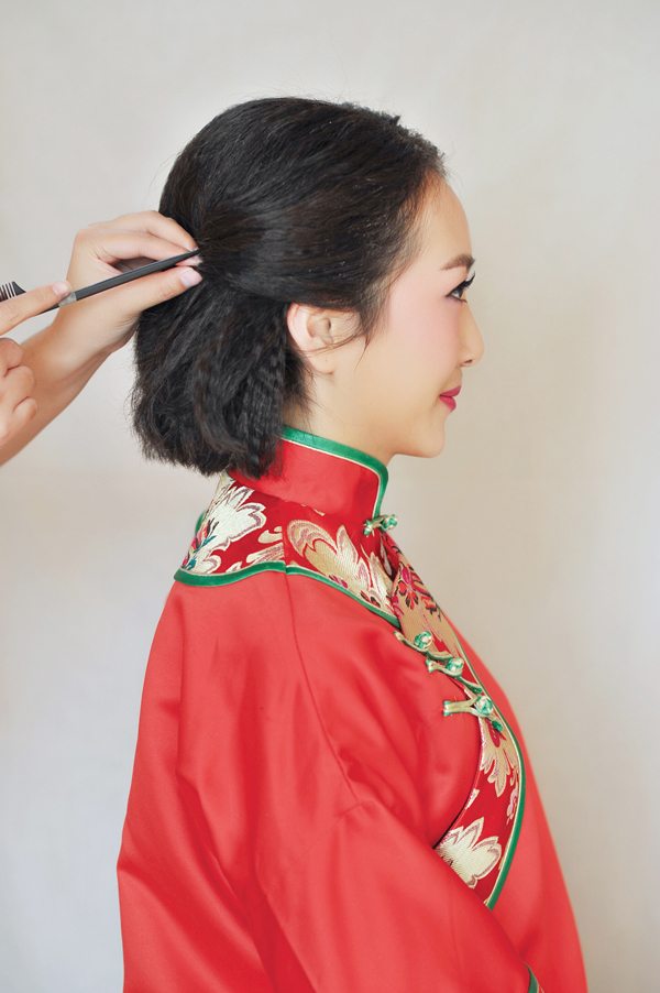 那么斜刘海短发的新娘在发型方面,可以根据刘海稍稍把头发烫卷,大卷