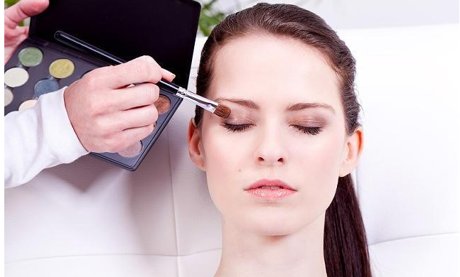 如何化日常淡妆