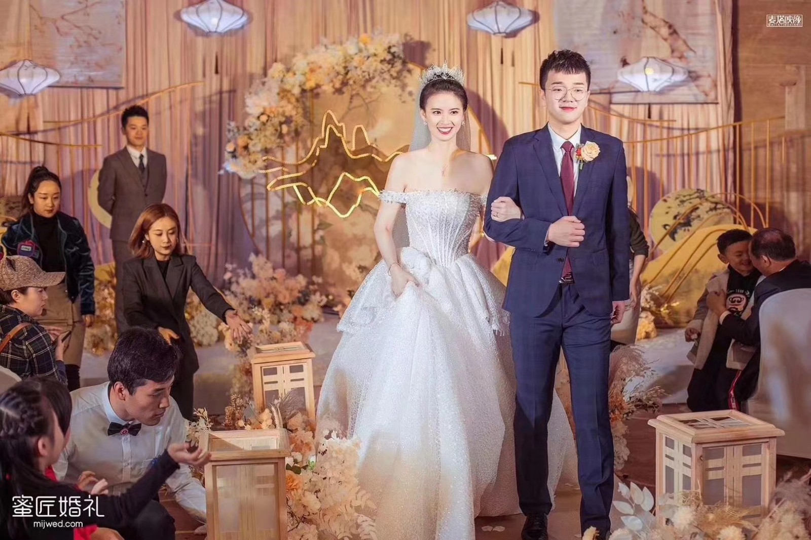 结婚穿礼服可以吗