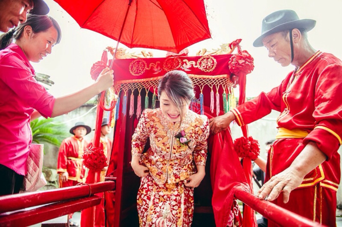 在娘家是穿秀禾服还是婚纱 出嫁穿秀禾服还是婚纱