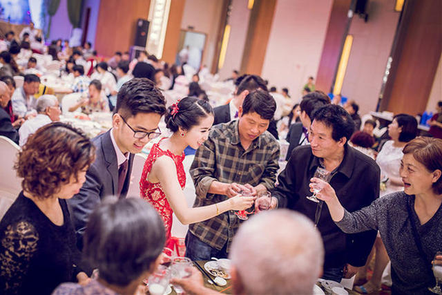 结婚敬酒服穿什么颜色 