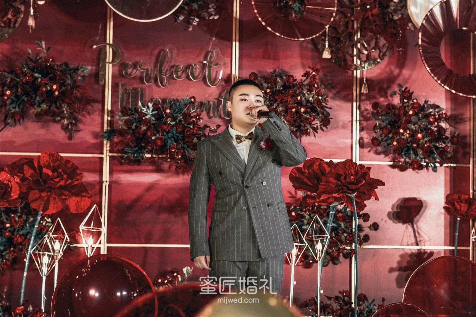 参加婚礼男的穿啥