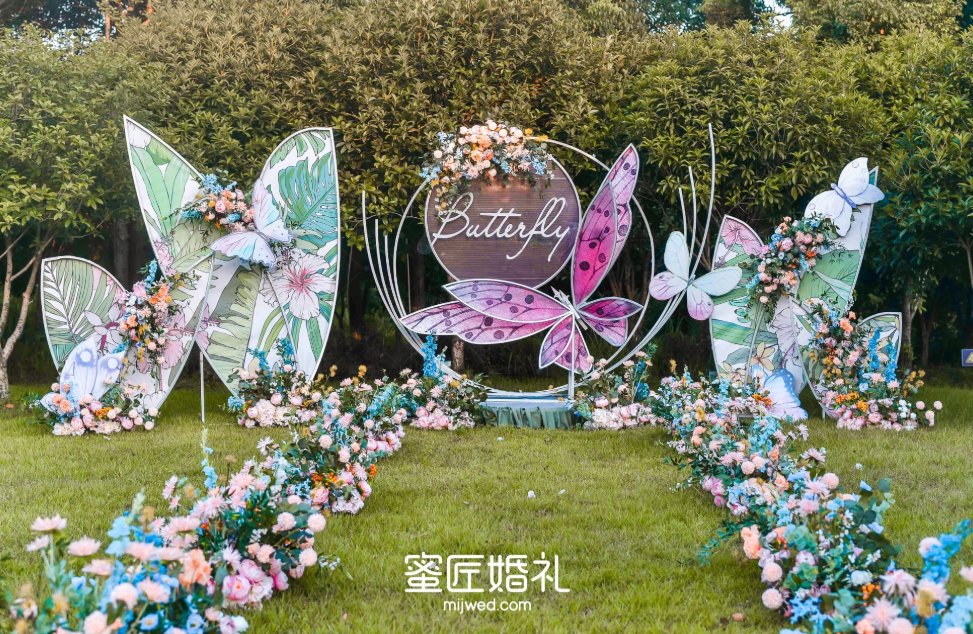 2,整体风格要统一:如果是举行户外婚礼,那么场地的布置就应该以清新