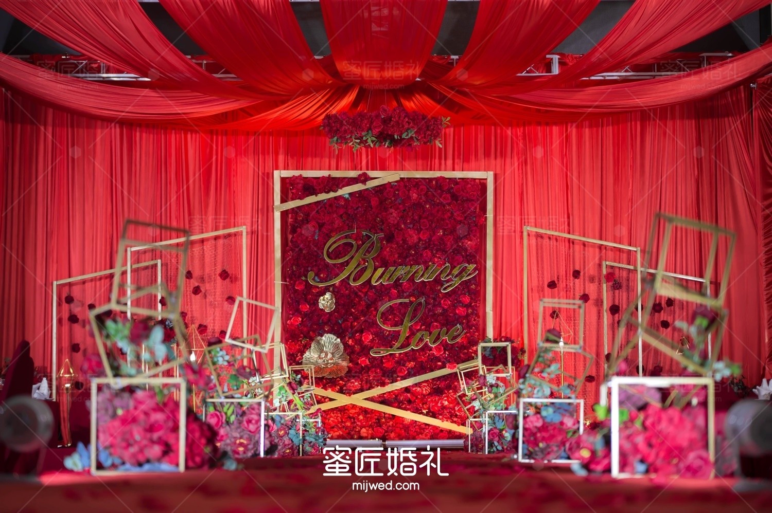 红色金色主题婚礼策划有哪些 红色金色婚礼现场图片