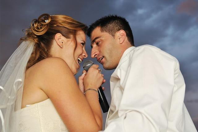 婚礼上新郎50字简短讲话 新郎致辞简短50字