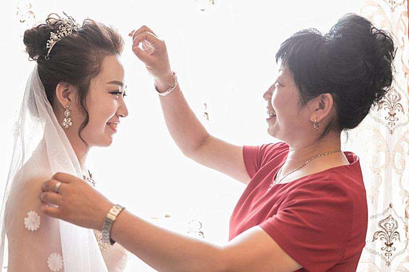 结婚母亲穿什么颜色衣服 