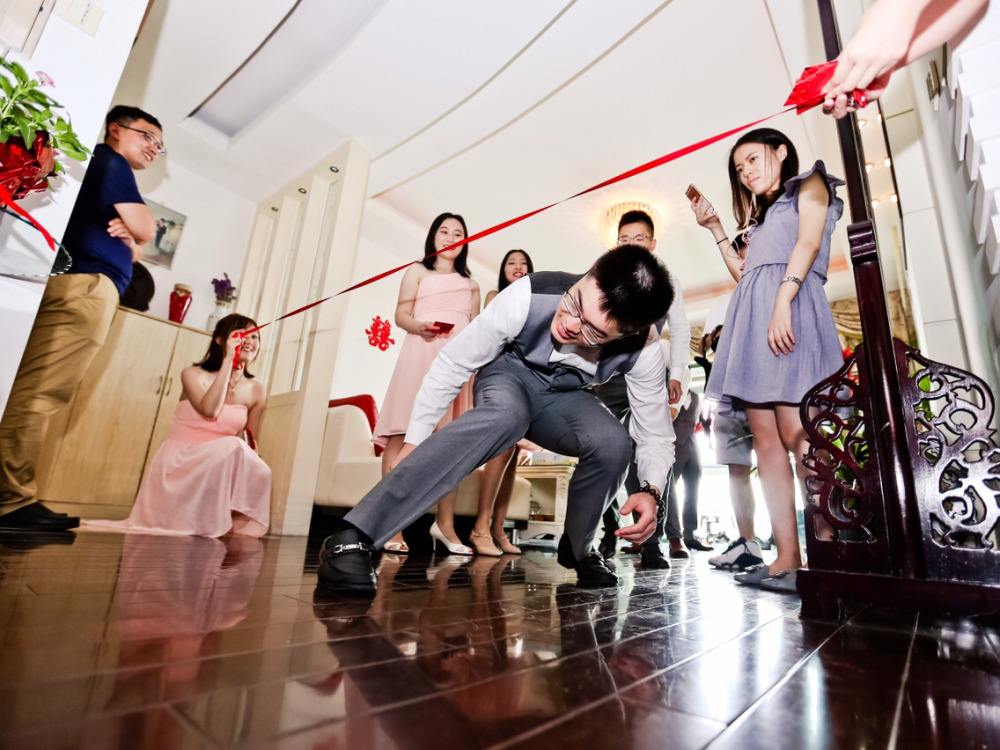 结婚堵门招数搞笑